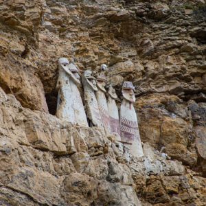 Tour Sarcófagos de Karajía + Caverna de Quiocta (No hay atención los martes)